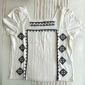 American eagle white top with black stitched in design